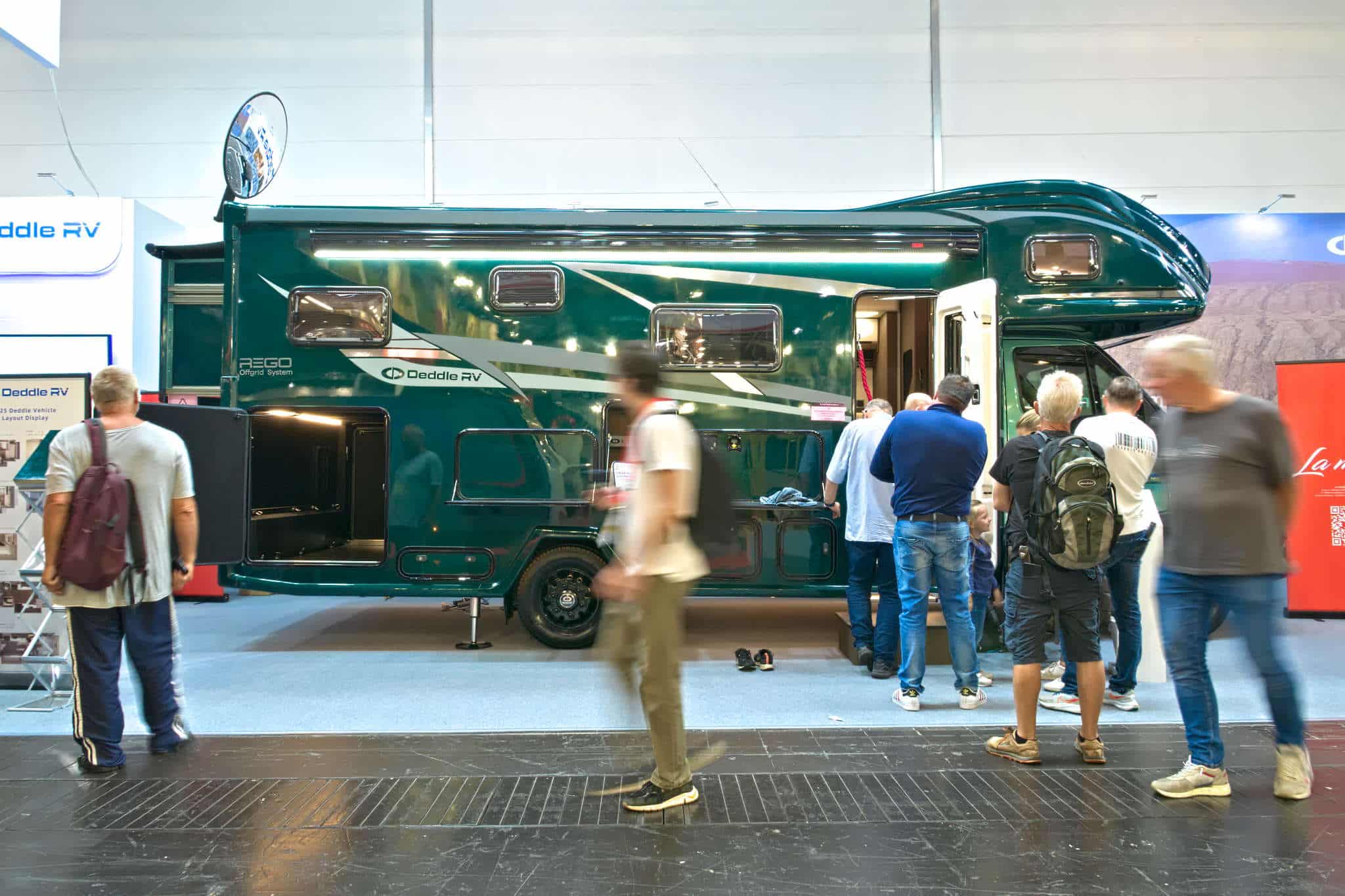 Besucher und Wohnmobile auf dem Caravan Salon in Düsseldorf